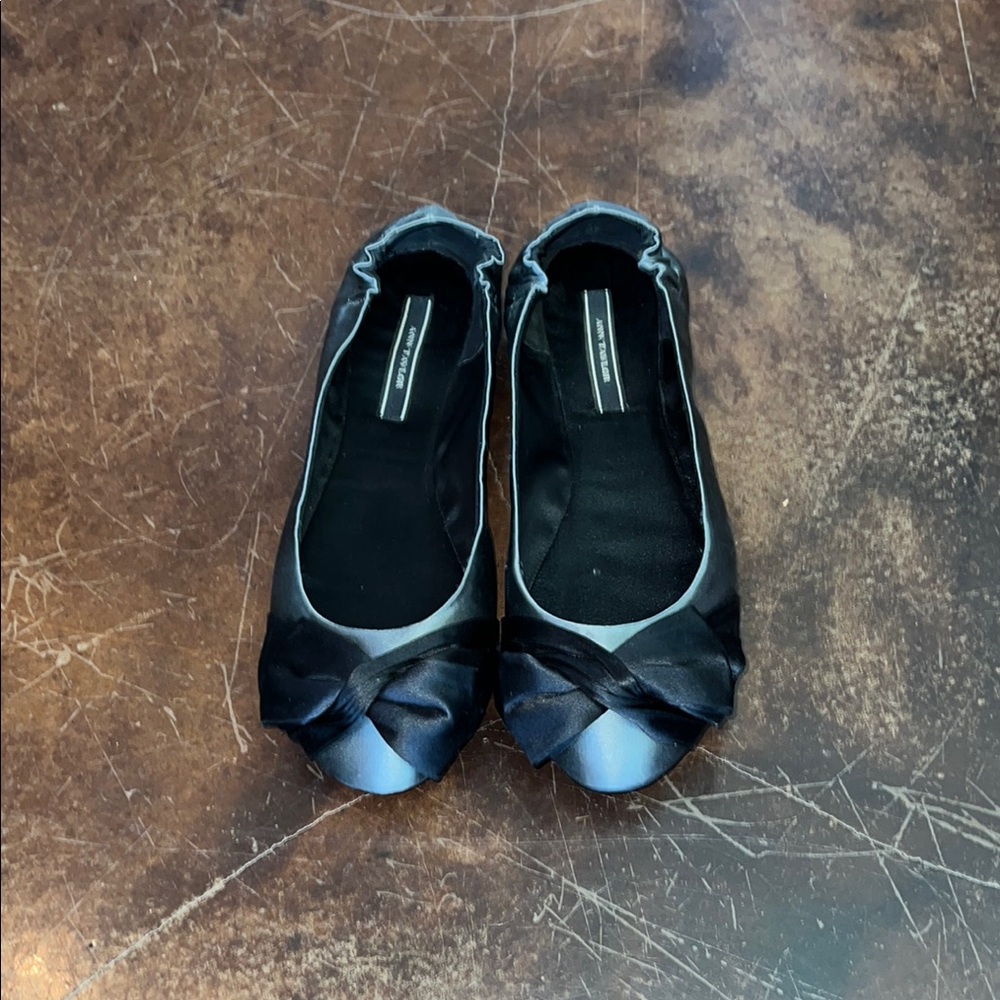 Women’s Ann Taylor satin Silver/Gray with Black Bow flat shoe size 8
